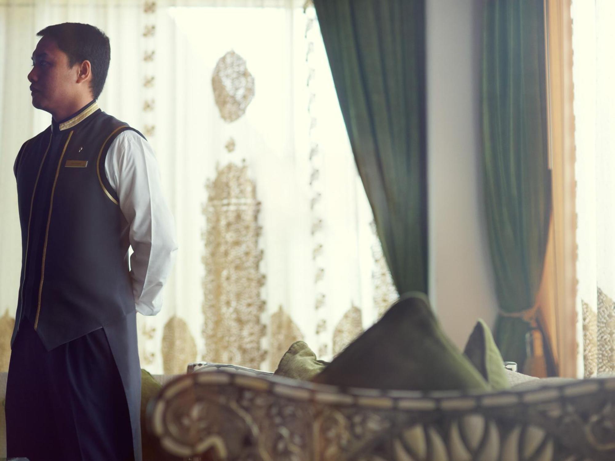 Hotel Raffles Dubaj Zewnętrze zdjęcie A Tajik man wearing a traditional dress