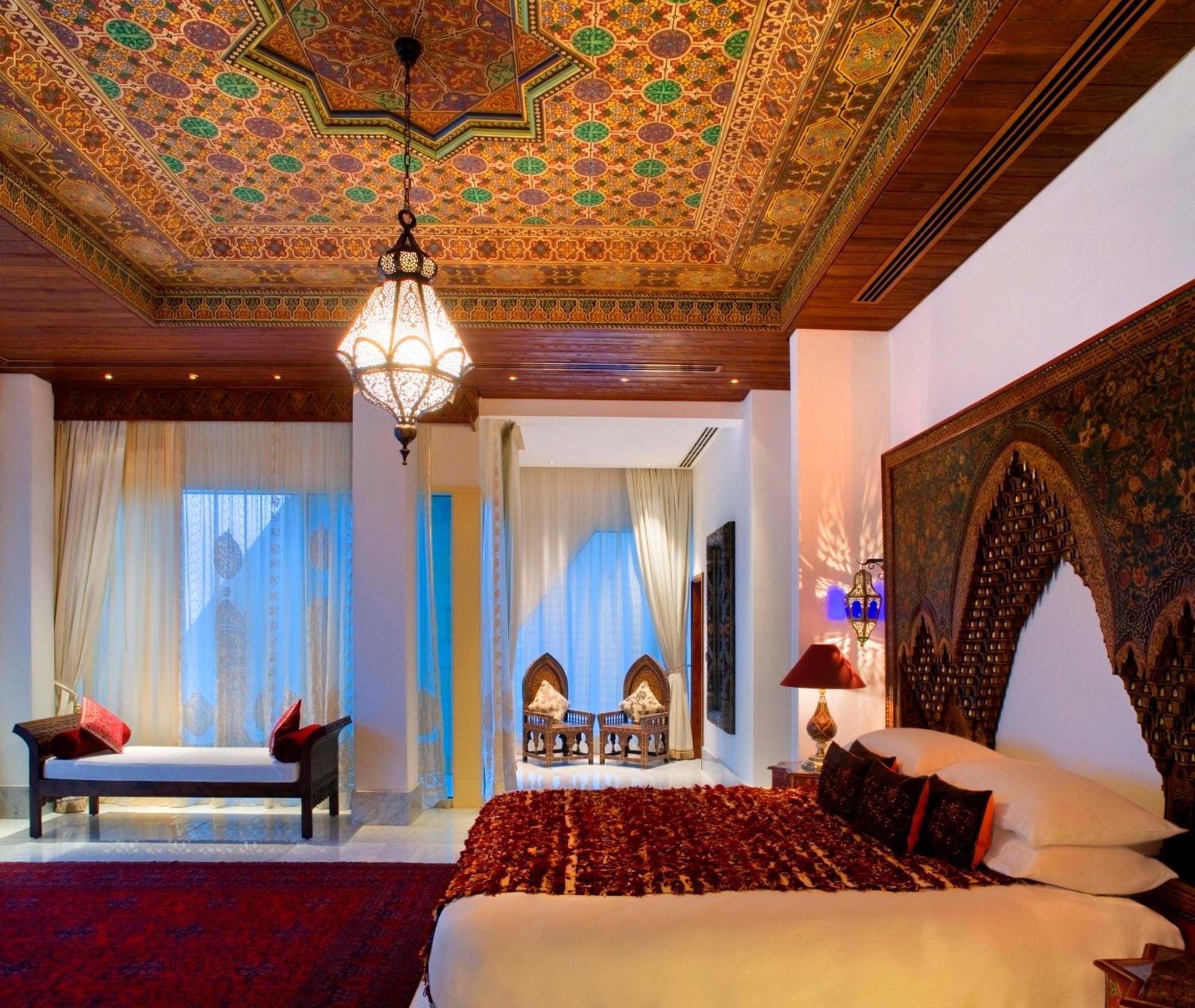 Hotel Raffles Dubaj Zewnętrze zdjęcie A bedroom at the Jumeirah Emirates Towers Hotel