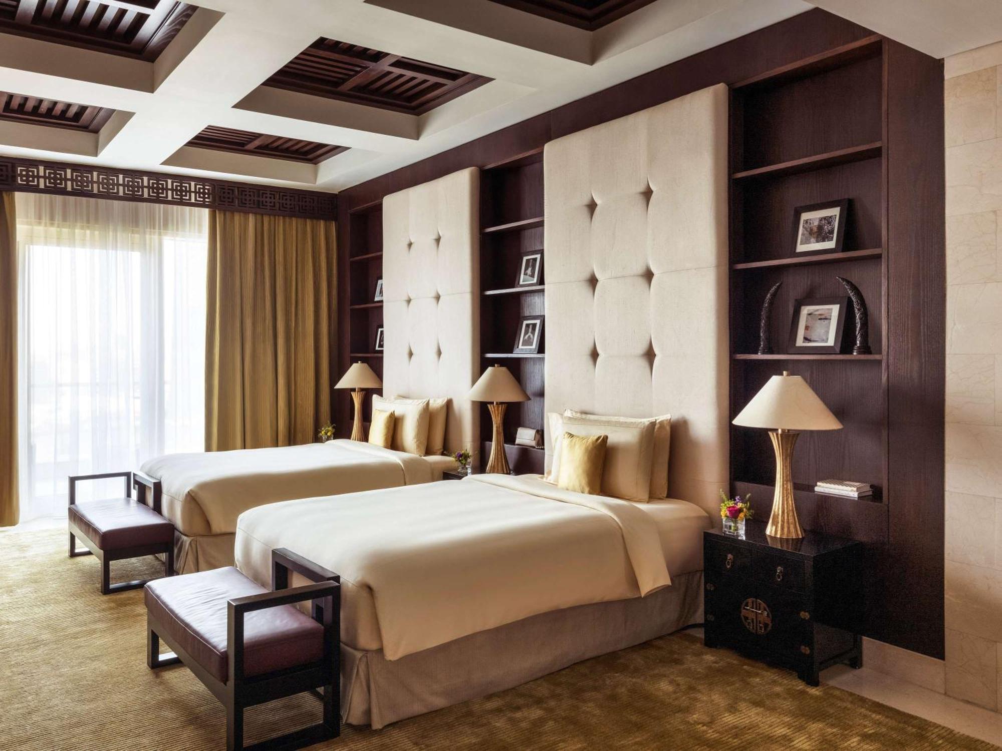 Hotel Raffles Dubaj Zewnętrze zdjęcie A bedroom at the Ritz-Carlton, Dubai