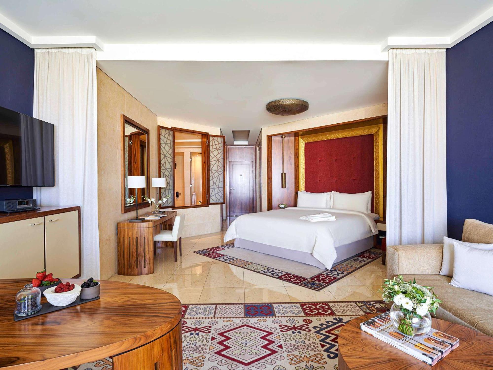 Hotel Raffles Dubaj Zewnętrze zdjęcie A guest room at the Four Seasons Hotel